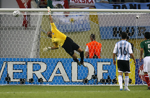 Mexico's goalkeeper Oswaldo Sanchez (L) lets in Argentina's second goal, scored by Maximiliano Rodriguez, during their second round World Cup 2006 soccer match in Leipzig June 24, 2006.