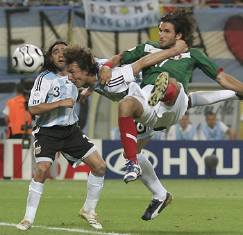 Argentina's Gabriel Heinze (C) battles for the ball with Mexico's Francisco Fonseca (R) as Argentina's Juan Pablo Sorin watches during their second round World Cup 2006 soccer match in Leipzig June 24, 2006.