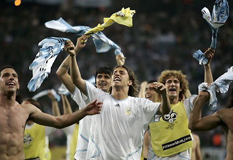 Argentina's Hernan Crespo celebrates with team mates after their second round World Cup 2006 soccer match against Mexico in Leipzig June 24, 2006. 