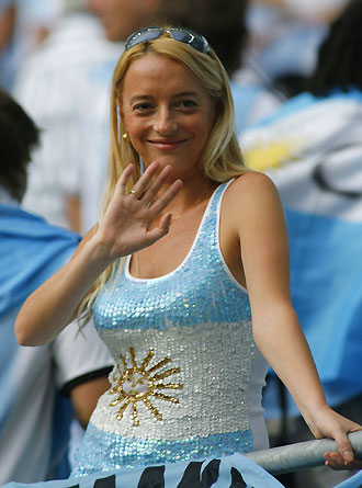 A fan waits for the start of the second round World Cup 2006 soccer match between Argentina and Mexico in Leipzig June 24, 2006.