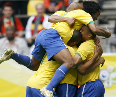 Brazil players celebrate Ronaldo's (9) goal against Ghana during their second round World Cup 2006 soccer match in Dortmund June 27, 2006. Brazil won the match 3-0. [Reuters]
