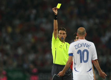 Referee Roberto Rosetti of Italy shows France's Zinedine Zidane a yellow card during the second round World Cup 2006 soccer match between Spain and France in Hanover June 27, 2006. [Reuters]