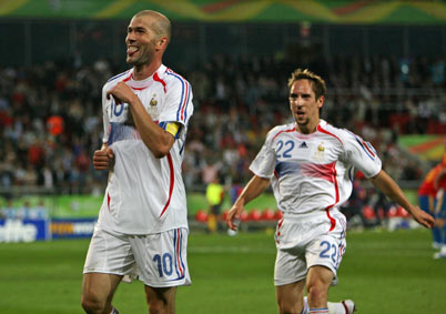 France's Zinedine Zidane (L) celebrates with team mate Franck Ribery after scoring his team's third goal against Spain during their second round World Cup 2006 soccer match in Hanover June 27, 2006. 