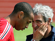 France's striker Thierry Henry (L) talks to coach Raymond Domenech during a training session in Hameln near Hanover June 29, 2006. The 1998 champion beat Spain 3-1 on Tuesday to advance to the final eight for a game against Brazil in the 2006 soccer World Cup tournament.