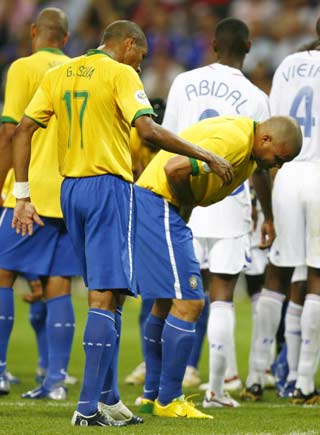 Brazil's Ronaldo (R) appears ill as team mate Gilberto Silva watches during their World Cup 2006 quarter-final soccer match against France in Frankfurt July 1, 2006.