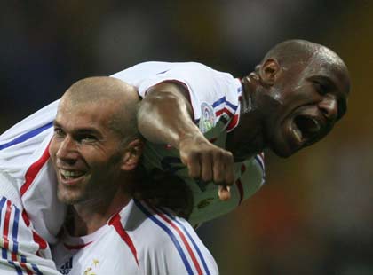 France's Zinedine Zidane (bottom) and Patrick Vieira celebrate Thierry Henry's goal against Brazil during their World Cup 2006 quarter-final soccer match in Frankfurt July 1, 2006. 