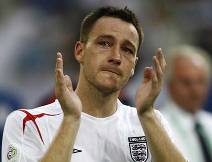 England's John Terry acknowledges the crowd after Portugal defeated England in their World Cup 2006 quarter-final soccer match in Gelsenkirchen July 1, 2006. [Reuters]
