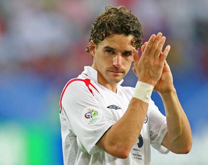 England's Owen Hargreaves acknowledges the crowd after Portugal defeated England in their World Cup 2006 quarter-final soccer match in Gelsenkirchen July 1, 2006. [Reuters]