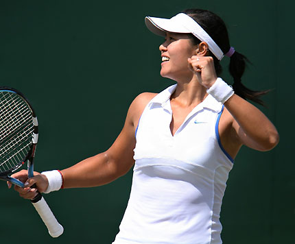 China's Li Na celebrates winning her match against the Czech Republic's Nicole Vaidisova at the Wimbledon tennis championships in London July 3, 2006. [Reuters]