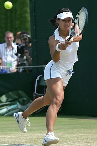 China's Li Na celebrates winning her match against the Czech Republic's Nicole Vaidisova at the Wimbledon tennis championships in London July 3, 2006. [Reuters]