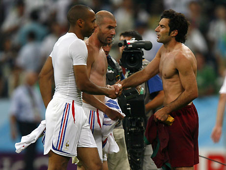 Portugal coach Luiz Felipe Scolari (R) consoles Cristiano Ronaldo after their World Cup 2006 semi-final soccer match against France in Munich July 5, 2006.
