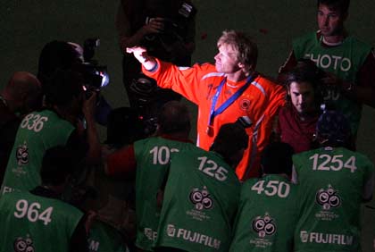 Photographers surround Germany's Oliver Kahn after Germany defeated Portugal in their World Cup 2006 third place soccer match in Stuttgart July 8, 2006. [Reuters]