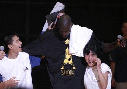 NBA star Kevin Garnett (L) of the Minnesota Timberwolves meet with Chinese fans at Chaoyang Stadium during his China tour in Beijing July 13, 2006. [Newsphoto]