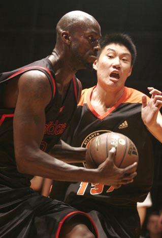 NBA star Kevin Garnett (L) of the Minnesota Timberwolves meet with Chinese fans at Chaoyang Stadium during his China tour in Beijing July 13, 2006. [Newsphoto]