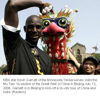 NBA star Kevin Garnett of the Minnesota Timberwolves visits the Mu Tian Yu section of the Great Wall of China in Beijing July 13, 2006. Garnett is in Beijing to kick-off a six-city tour of China and India. [Reuters]