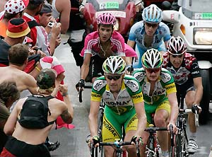 Phonak's team riders Axel Merckx of Belgium (L) and Floyd Landis of the U.S. (2nd L) cycle ahead of CSC's team rider Carlos Sastre of Spain (R), T-Mobile's team rider Andreas Kloden of Germany (back L) and Gerolsteiner's team rider Levi Leipheimer of the U.S. (back R) during the 15th stage of the 93rd Tour de France between Gap and L'Alpe D'Huez, July 18, 2006.