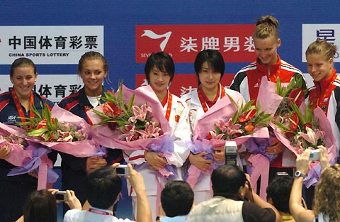 China's Guo Jingjing (R2) and Li Ting (L2) pose after winning gold in women's 3-meter springboard pairs at 2006 FINA diving world cup in Changshu, Jiangsu Province Sunday. [Xinhua]