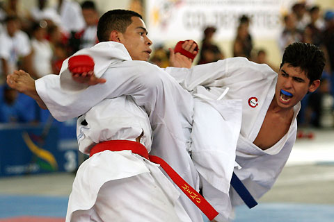 Colombia's Guillermo Ramirez (L) competes against El Salvador's Jose Paz during the men's under-60kg-kumite of karate-do individual competition at the Central American and Caribbean Games in Cartagena, Colombia, July 24, 2006. Rendon won the gold medal.
