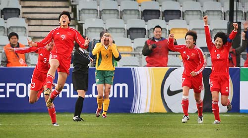 China's Ma Xiaoxu (9) celebrates her goal against Australia with team mates Li Jie (3), Bi Yan (2nd R) and Pu Wei (R) during their Women's Asian Cup final soccer match in Adelaide July 30, 2006. Ma's goal took the match to extra time. At the back is Australia's Rhian Davies. [Reuters]