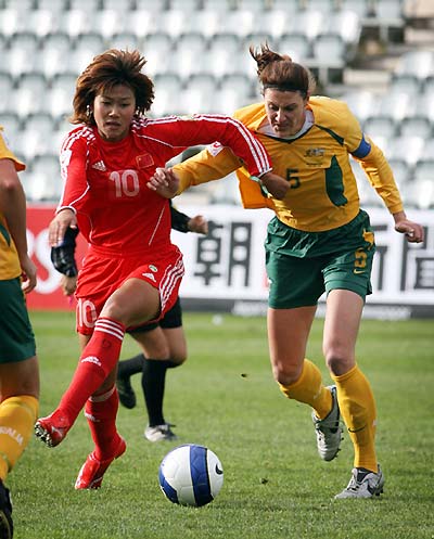 China's Han Duan (L) and Australia's Cheryl Salisbury fight for the ball during their Women's Asian Cup final soccer match in Adelaide July 30, 2006. [Reuters]