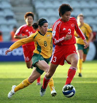 China's Pu Wei (L) and Australia's Kate McShea fight for the ball during their Women's Asian Cup final soccer match in Adelaide July 30, 2006. [Reuters]