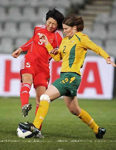 China's Pu Wei (L) and Australia's Kate McShea fight for the ball during their Women's Asian Cup final soccer match in Adelaide July 30, 2006. [Reuters]