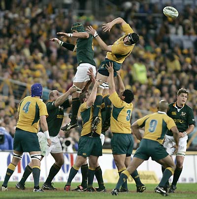 Australia's Daniel Vickerman (top right) beats South Africa's Victor Matfield in a lineout during their Tri-Nations rugby union Test match in Sydney August 5, 2006. 