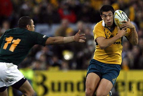 Australia's Mark Gerrard (R) makes an intercept to go on and score a try as South Africa's Bryan Habana tries to stop him during their Tri-Nations rugby union Test match in Sydney August 5, 2006.