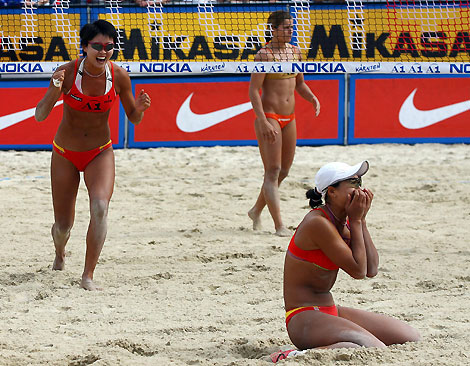 China's Wang Jie (L) and Tian Jia (R) celebrate after winning the final match at the FIVB beach volleyball grand slam in Klagenfurt,August 5, 2006. China won against Brazils's Juliana Felisberta and Larrissa Franca 2-1.
