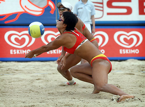 China's Wang Jie (L) and Tian Jia (R) celebrate after winning the final match at the FIVB beach volleyball grand slam in Klagenfurt,August 5, 2006. China won against Brazils's Juliana Felisberta and Larrissa Franca 2-1. 