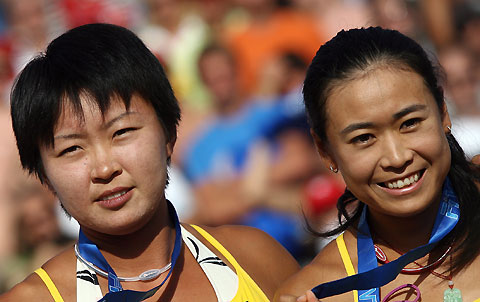 China's Wang Jie (L) and Tian Jia (R) celebrate after winning the final match at the FIVB beach volleyball grand slam in Klagenfurt,August 5, 2006.China won against Brazils's Juliana Felisberta and Larrissa Franca 2-1.