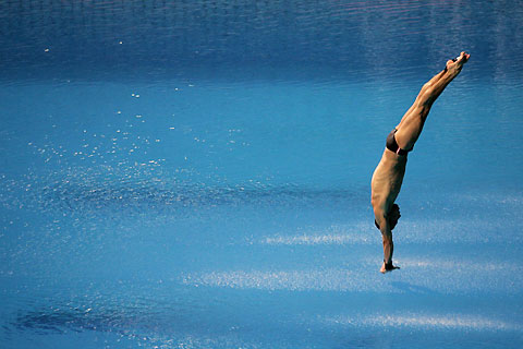 Gold medallist Gleb Galperin of Russia competes in the final of the men's 10m Platform diving competition during the European Aquatic Championships in Budapest August 6, 2006. [Reuters]