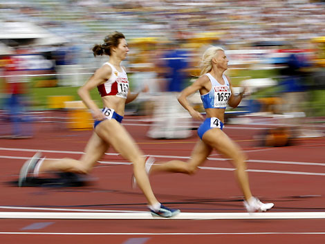 Jolanda Ceplak of Slovenia (R) and Olga Kotlyarova of Russia compete in the women's 800m heat at the European athletics championships in Gothenburg, August 7, 2006. 