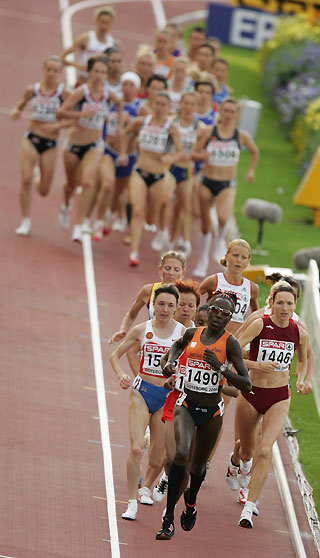 Runners compete in the women's 10,000 m final at the European athletics championships in Gothenburg , August 7, 2006. 