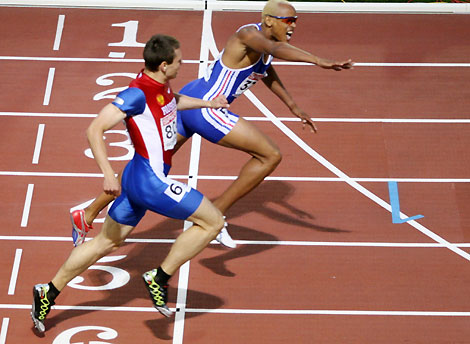 France's Marc Raquil (R) wins the men's 400 m final ahead of second place finisher Vladislav Frolov from Russia (L) at the European athletics championships in Gothenburg (Goteborg), August 9, 2006. 