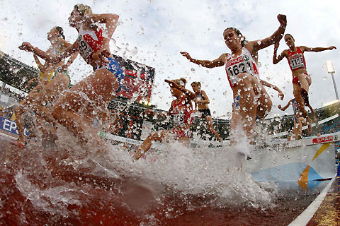 Athletes compete in the women's 3000 metre steeplechase at the European athletics championships in Gothenburg (Goteborg) August 10, 2006. [Reuters]