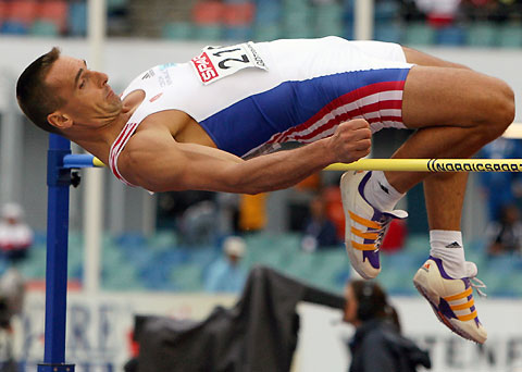 Athletes wait for the start of the 100 m event of the men's decathlon at the European athletics championships in Gothenburg (Goteborg) August 10, 2006. [Reuters]
