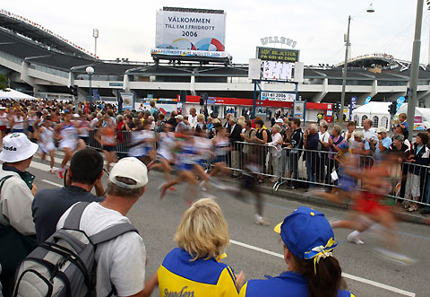 Spectators watch marathon runners at the European athletics championships in front of the Ullevi stadium in Gothenburg (Goteborg) August 13, 2006.