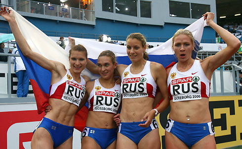 The Russian women's 4X400 relay team poses after winning the gold medal at the European athletics championships in Gothenburg (Goteborg), August 13, 2006. 