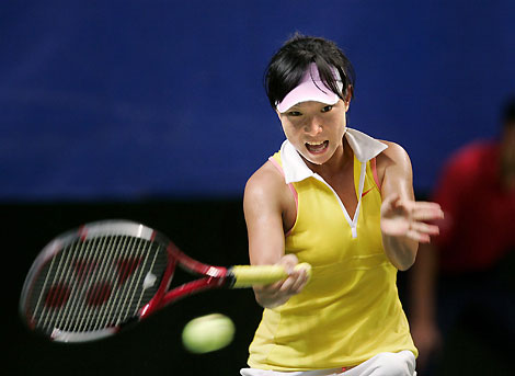 China's Zheng Jie returns a shot to Russia's Anastasia Myskina during the finals of the Stockholm Open tennis tournament in Stockholm, Sweden August 13, 2006. 