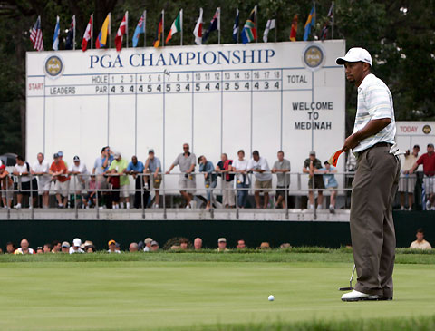 Tiger Woods studies the 18th green during the first day of practice for the 88th PGA Championship in Medinah, Illinois, August 14, 2006. 