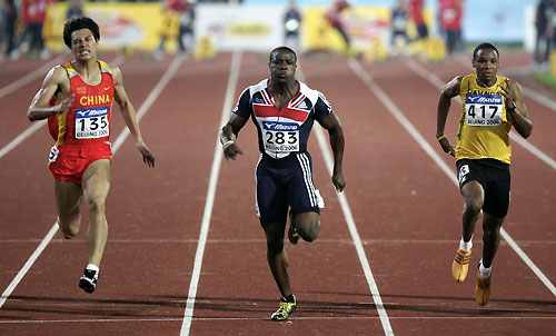 Harry Aikines-Aryeetey (C) of Britain crosses the finish line ahead of Liang Jiahong (L) of China and Remaldo Rose of Jamaica during the 100 metres men's final of the 11th IAAF World Junior Championships in Beijing August 16, 2006. Aikiness-Aryeetey won the gold with the time of 10.37 seconds. 