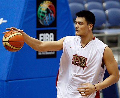 China's Yao Ming makes a pass during practice for the world basketball championships in Sapporo August 18, 2006. 