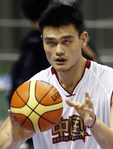 China's Yao Ming makes a pass during practice for the world basketball championships in Sapporo August 18, 2006. 