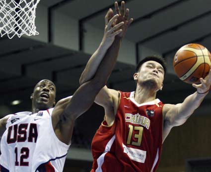 US player Dwight Howard (L) fights for a rebound with China's Yao Ming during the first round of the world basketball championships in Sapporo August 20, 2006. [Reuters] 