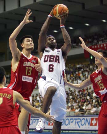 LeBron James (C) of the US goes up to shoot as China's Yao Ming (L) guards during the first round of the world basketball championships in Sapporo, northern Japan August 20, 2006. [Reuters] 