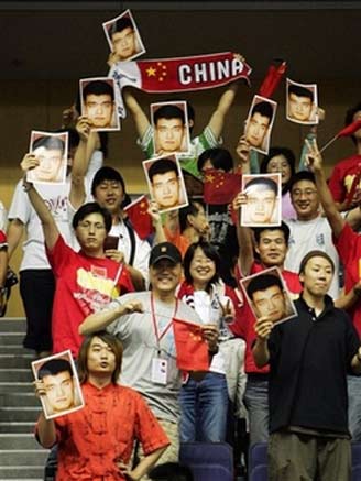 Dwyane Wade (C) of the US goes up to shoot past China's Yao Ming during the first round of the world basketball championships in Sapporo, northern Japan August 20, 2006. [Reuters]