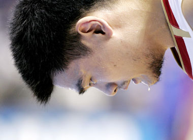 Yao Ming looks down while waiting for a rebound against Puerto Rico during the world basketball championships in Sapporo August 22, 2006. China lost to Puerto Rico 87-90 after an extra time and its chance to move to the next round is slim. [Reuters]