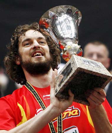 Spain's Pau Gasol raises the Naismith trophy after Spain defeated Greece to win the world basketball championships final in Saitama, Japan, September 3, 2006.