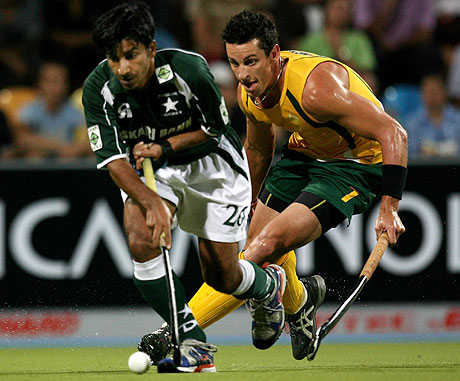 Australia's Jamie Dwyer (L) fights for the ball with Pakistan's Muhammad Saqlain during their Men's Field Hockey World Cup match at the Warsteiner Hockey Park stadium in Moenchengladbach September 13, 2006. Australia won the game 3-0.
